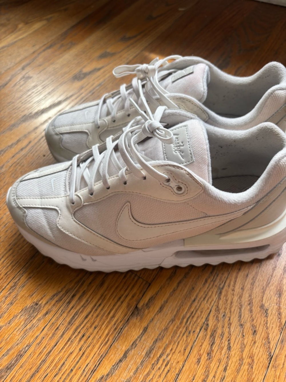 Nike Cream/White Mesh & Suede Sneakers Size 8 - Picture 2 of 7